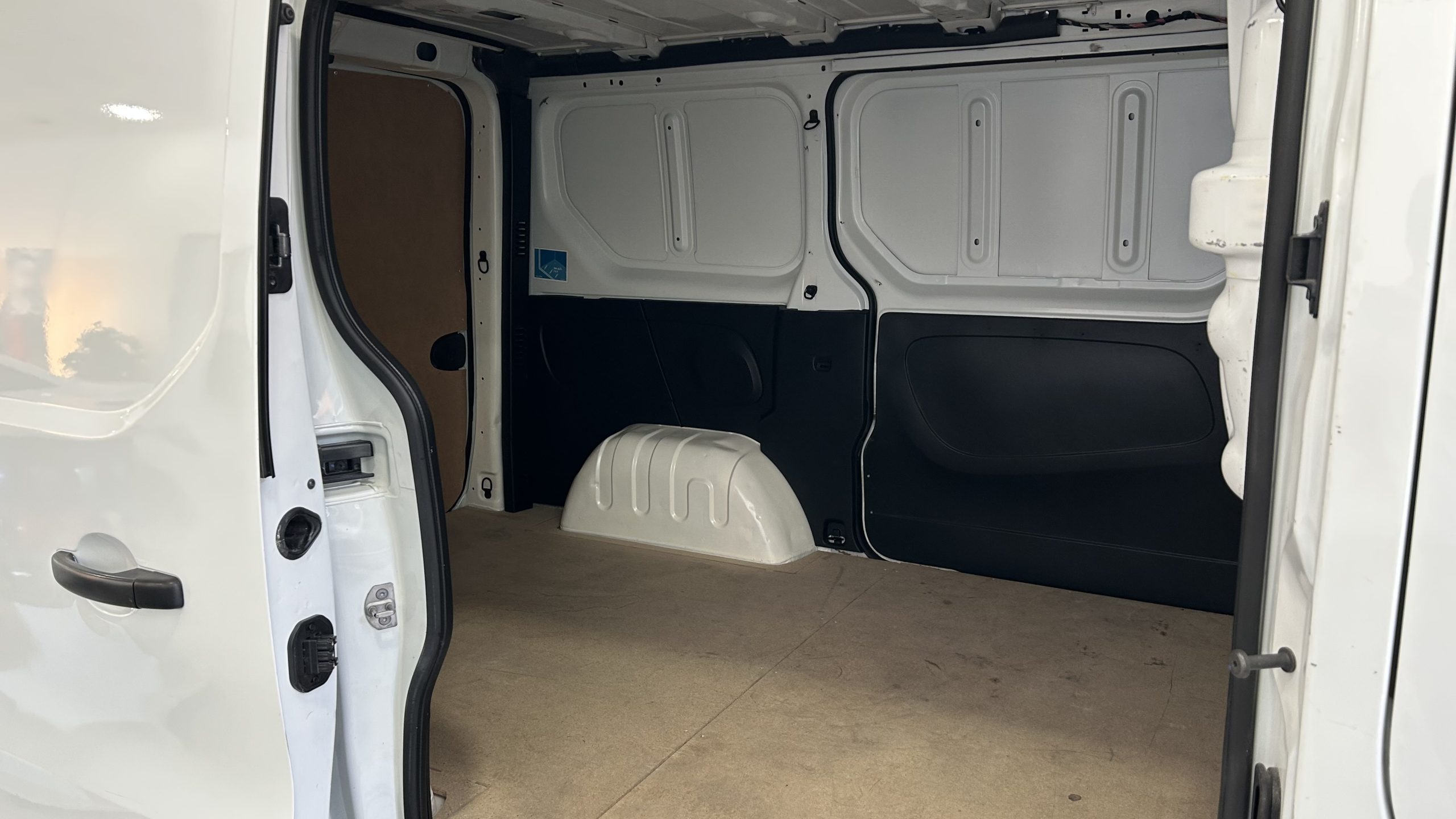 Nissan NV300 2021
